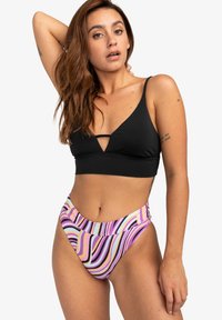 Černý bikiny top s designem ve tvaru V a tenkými ramínky, kombinovaný s bikiny kalhotkami s vysokým pasem, které mají vícebarevné vlnité pruhy.
