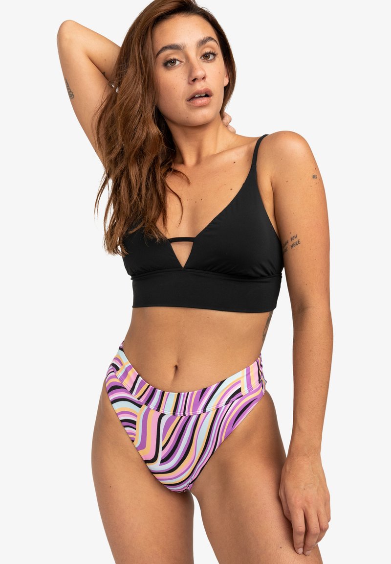 Černý bikiny top s designem ve tvaru V a tenkými ramínky, kombinovaný s bikiny kalhotkami s vysokým pasem, které mají vícebarevné vlnité pruhy.