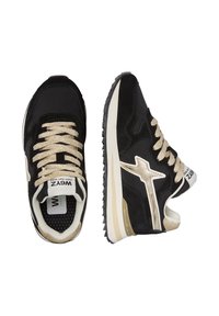Sneakers nere con lacci dorati, tomaia in camoscio e suola in gomma testurizzata. Presentano un logo con accento dorato e pannelli in rete sulla linguetta.