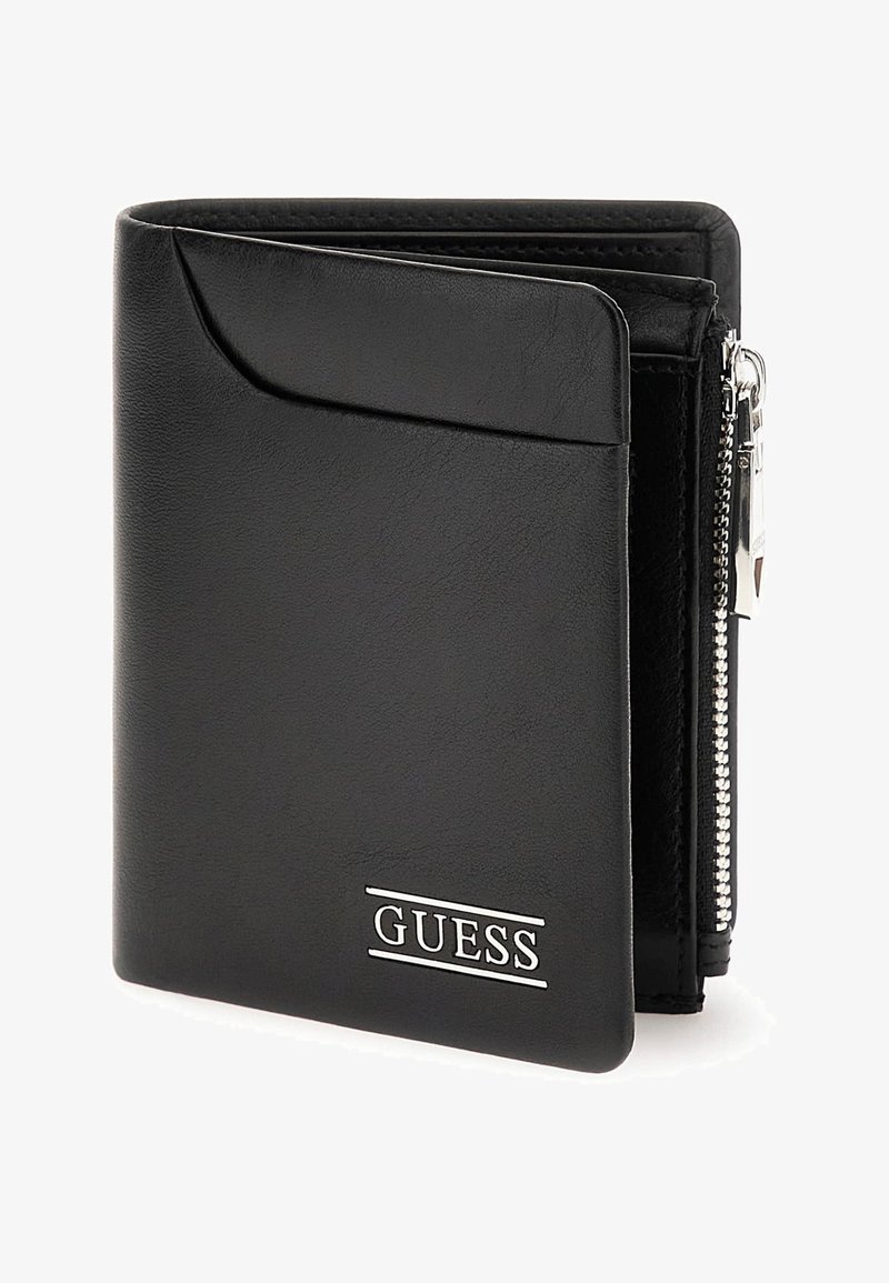Portafoglio Guess nero in pelle testurizzata, con chiusura a zip, scomparti per carte e logo argentato sul fronte. Design compatto e rettangolare.
