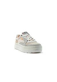 Sneaker con una suola bianca chunky, che presenta un mix di suede grigio chiaro e materiali tessili, un accento arancione e un'etichetta del marchio sulla linguetta.