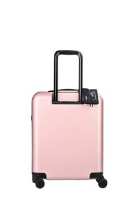 Harde koffer in lichtroze met een gladde textuur, zwarte telescopische handgreep en vier draaibare wielen. Inclusief een houder voor een klein etiket.