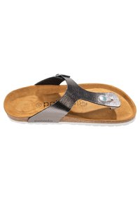 Sort og sølv flip-flop sandal med en struktureret rem, polstret ruskindsål og en dekorativ stenaccent nær tæeremmen.