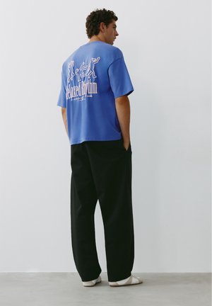 PULL&BEAR, RELAXED FIT WITH EMBOSSED GRAPHIC - T-SHIRT - Tričko s potlačou - dark blue