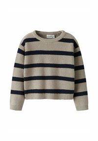 Pull en maille rayé beige avec des rayures navy. Il présente une texture côtelée, un col rond et une longueur raccourcie. Manches longues et coupe décontractée.