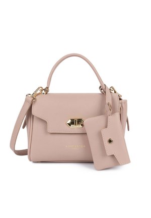 Sac à main en cuir rose clair avec poignée supérieure, bandoulière amovible, fermoir doré et pochette assortie attachée sur fond blanc.