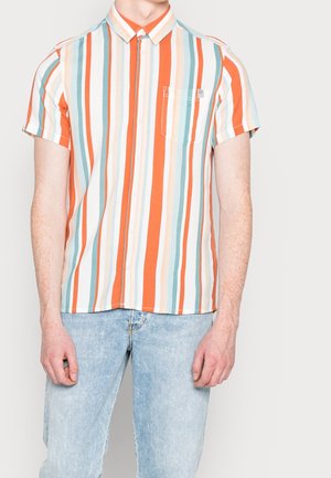 Camisa de botones de manga corta con rayas verticales multicolor en naranja, verde azulado y blanco; cuenta con un bolsillo frontal y un cuello clásico.