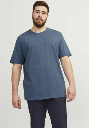 Blauwe korte mouw t-shirt van zachte stof, met een ronde halslijn en een klein rood logo op de borst. Rechtdoor ontwerp.