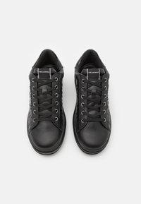 KARL LAGERFELD KAPRI MONOGRAM EMBOSS LACE - Sportbačiai - black