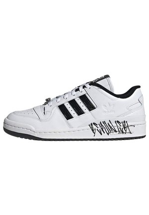 Weißer Adidas Low-Top Sneaker mit schwarzen Streifen, schwarzer Innenfütterung und schwarzem Graffiti-Text auf der Zwischensohle.