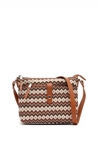 Bolso cruzado de tela tejida con un patrón en zigzag en tonos terrosos, complementado con una correa de cuero marrón y herrajes en tono plateado.