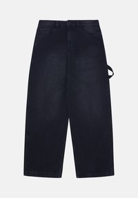 Jeans de pierna ancha en denim de color azul oscuro, con cierre frontal de botón, diseño de cinco bolsillos y detalle de correa lateral.