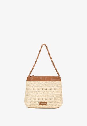 Sac en paille tressée avec un dessus en cuir marron, doté d'une chaîne et d'un accent logo. Forme arrondie, surface texturée et palette de couleurs naturelles.