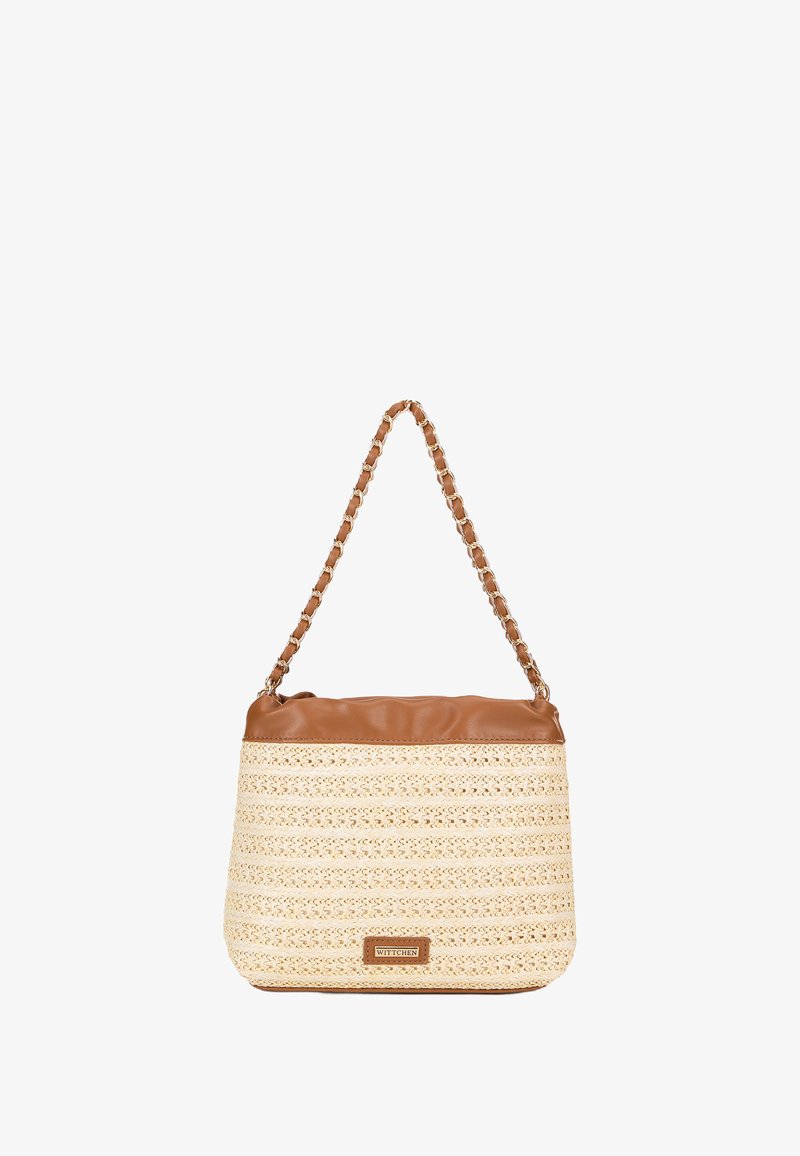 Borsa in paglia intrecciata con parte superiore in pelle marrone, dotata di una tracolla a catena e un accentuazione con logo. Forma rotonda, superficie texture e schema di colori naturali.