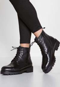 Vagabond Stivaletti con plateau - black