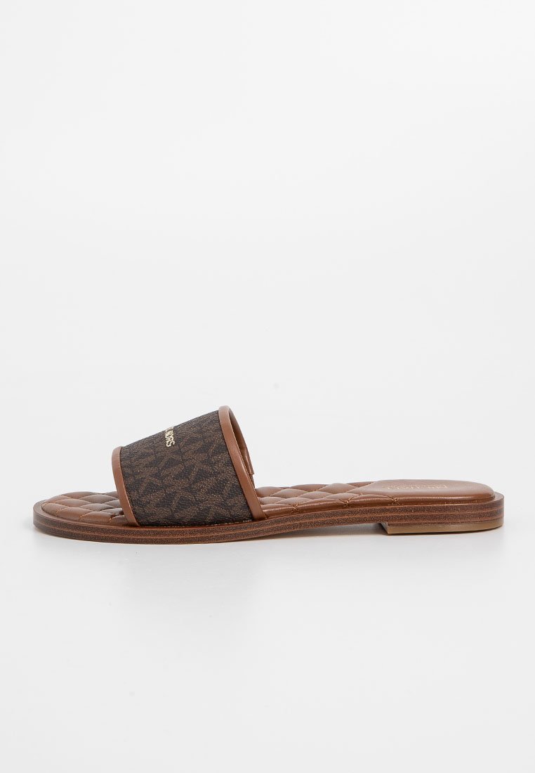 Sandalia deslizante marrón con un upper texturizado, que presenta un panel con patrón y una suela lisa. Forma redondeada, plantilla acolchada, diseño minimalista.