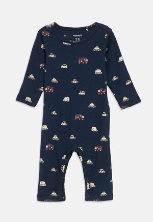 Granatowy długi rękaw niemowlęcy kombinezon z zatrzaskami i małymi czerwonymi, beżowymi oraz szarymi wzorami samochodów i ciężarówek.
