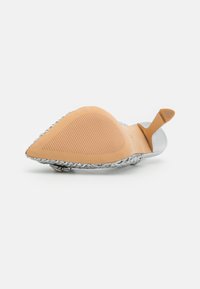 Scarpa piatta intrecciata argento con punta affusolata. Suola in gomma color beige chiaro con motivi di presa testurizzati. Materiale superiore liscio. Nessun hardware visibile.