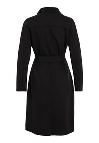 Cappotto nero con maniche lunghe, colletto e vita cinturato. Presenta un design semplice e una texture liscia con dettagli di cucitura sul retro.