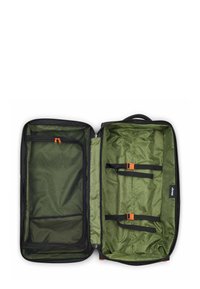 Bolsa de viaje negra con interior verde, bolsillo con cremallera y correas ajustables. Presenta un patrón verde texturizado y acentos de hardware naranja.
