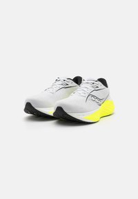 Weiße Laufschuhe mit einer strukturierten Oberseite, schwarzen Akzenten und einer leuchtend gelben Zwischensohle. Verfügt über ein gepolstertes Design und eine Schnürverschluss.