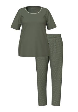 Maglietta verde oliva a maniche corte con scollo bianco e pantaloni verdi oliva a fantasia con vestibilità rilassata. Entrambi realizzati in tessuto traspirante.