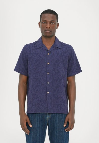 Camicia a maniche corte di colore blu navy con un motivo floreale, chiusura con bottoni e vestibilità rilassata. Realizzata in un tessuto leggero con una texture liscia.