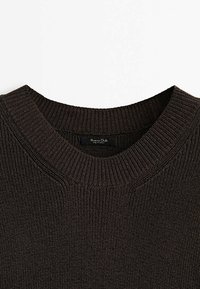 Mørkebrun ribstrikket sweater med rund hals og Massimo Dutti-mærke i kraven, lagt fladt på en hvid baggrund.