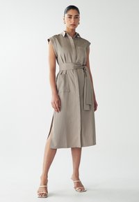 Beiges gestreiftes Hemdkleid mit kurzen Ärmeln, einem taillierten Gürtel, zwei Fronttaschen und Seitenschlitzen für Bewegungsfreiheit. Glatter Stoff.
