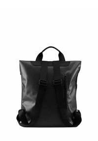 Mochila impermeable negra con dos correas para los hombros, parte superior plana, cremallera lateral vertical y textura suave. Forma rectangular compacta.