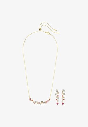 Goldene Ketten-Halskette und passendes Ohrstecker-Set mit runden pinken, roten und klaren Edelsteinen, die in einem filigranen Design arrangiert sind.