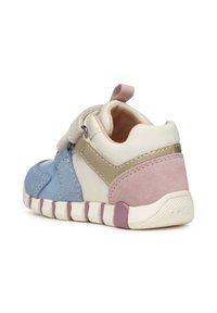 Sneaker colorato caratterizzato da camoscio blu, pannelli in pelle rosa e beige, colletto imbottito e una suola in gomma testurizzata con un accento rosa.