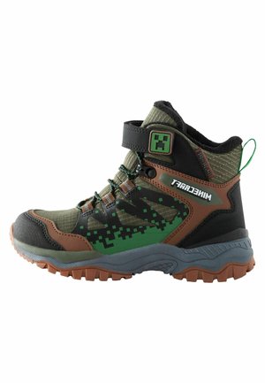 Groene en zwarte wandelschoenen met een gepixeld ontwerp, synthetisch bovenwerk, bruine accenten, stevige zool en verstelbare klittenbandsluiting.