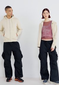 Jack & Jones JPSTPARACHUTE JJZAYN UNISEX - Cargobyxor - black