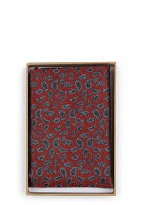 Rode stof met een zwart-wit paisley-patroon, gepresenteerd in een rechthoekige kartonnen doos. Zachte textuur, gladde afwerking.