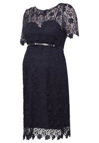Robe de maternité en dentelle bleu marine avec un motif floral, manches courtes, encolure ronde et taille cintrée avec une ceinture noire.