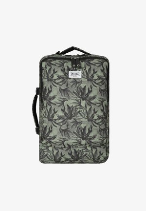 Groene koffer met een zwart bladpatroon, voorzien van een bovenhandvat, ritssluiting en een merketiket aan de voorkant. Textuurstofontwerp.