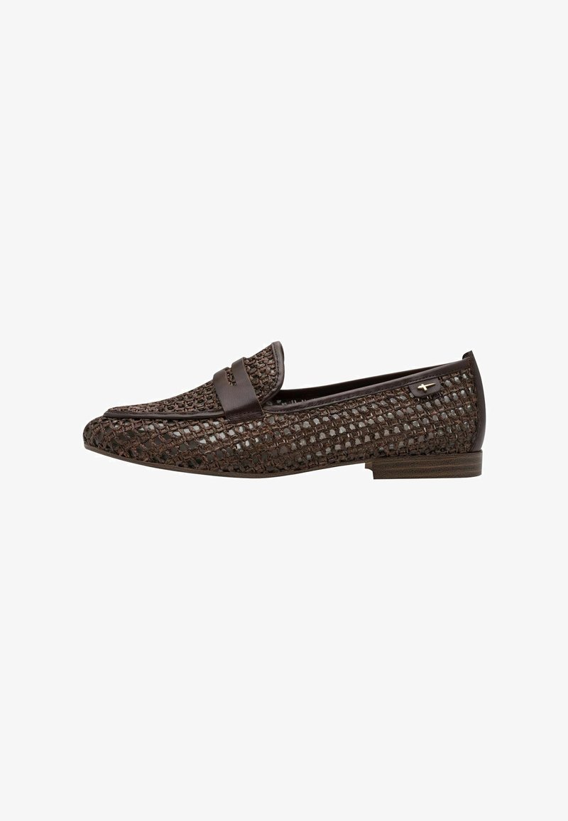 Mocassins tissés marron avec une bande en cuir lisse sur le cou-de-pied. Semelle plate, bout arrondi, matériau texturé, couture détaillée et marquage subtil.