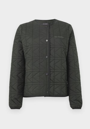 Gewatteerd olijfgroen jack met een ronde halslijn, drukknoopsluiting en een textuur van geometrische patronen. Voorzien van elastische manchetten en zoom.