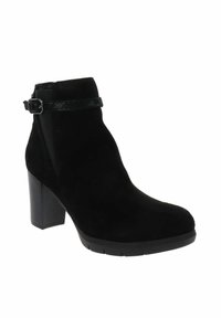 Bottine en suede noire avec un talon carré, une pointe ronde et une sangle décorative à la cheville avec boucle.