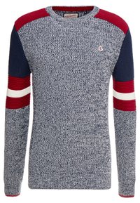 Pull tricoté en bleu marine et gris, avec des accents rayés rouge et blanc sur les épaules. Col rond, tissu texturé, manches longues.