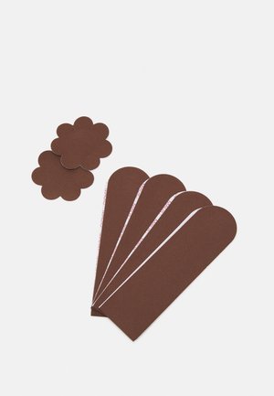 Set van bruine papieren uitsneden, inclusief vier langwerpige stukken met ronde uiteinden en twee bloemvormige stukken, allemaal met een gladde textuur.