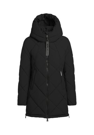 Musta tikattu puffatakki, jossa on korkea kaulus ja narullinen huppu. Ominaisuuksiin kuuluu etuvetoketju ja sivutaskut, teksturoitu timanttikuvio.