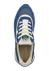 Modré semišové a síťované tenisky s bílými tkaničkami, polstrovaným jazykem a strukturovanou podrážkou. Obsahují logo s zelenými akcenty.