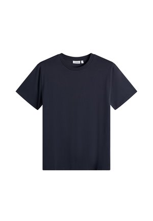 Tricou negru simplu cu mâneci scurte, guler rotund, tiv drept și o etichetă mică de brand în partea din spate, pe interiorul gulerului.