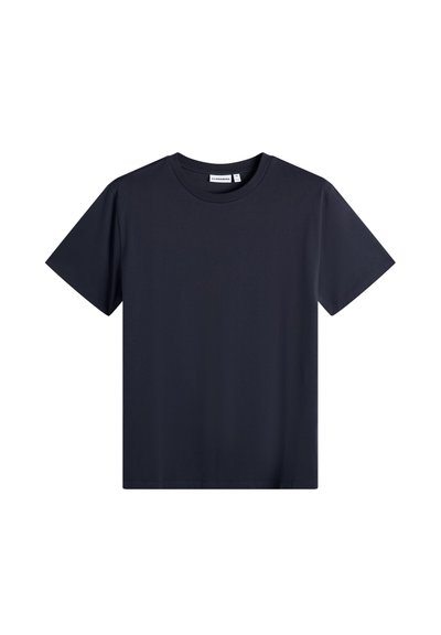 Αδιάφορο μαύρο T-shirt με κοντά μανίκια, στρογγυλή λαιμόκοψη, ίσια ρίγα και μικρή ετικέτα μάρκας στο πίσω μέρος του γιακά.