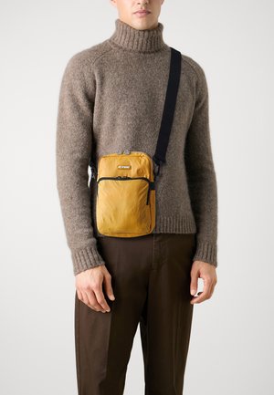 K-Way, ERLOY UNISEX - Sac bandoulière - yellow inca