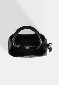 Zwarte handtas met een textuur aan de buitenkant, een gevlochten handvat, gouden hardwareaccenten en een open bovenkant die een ruime zwarte binnenkant onthult.