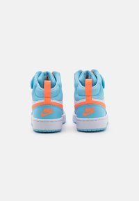Sneakers alta in mesh blu chiaro con dettagli arancioni e suola bianca. Presentano un logo prominente sul retro e un collare imbottito.