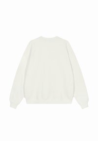 Sweatshirt blanc à coupe décontractée, manches longues, poignets et ourlet côtelés. Tissu en coton doux, arborant un design simple sans logos visibles.